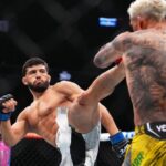 Arman Tsarukyan (esq.) derrotou Charles do Bronx (dir.) no UFC 300. Foto: Reprodução/Twitter @UFCNews