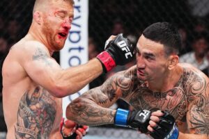 Max Holloway golpeia Justin Gaethje no UFC 300. Foto: Reprodução/Instagram