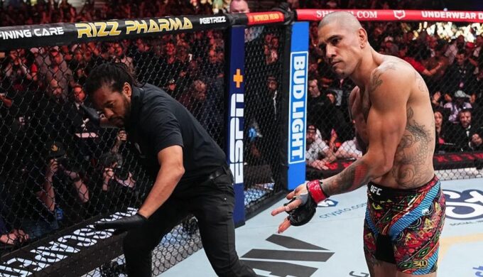 Alex Poatan mocks Jamahal Hill after knockout at UFC 300. Photo: Reproduction/Instagram