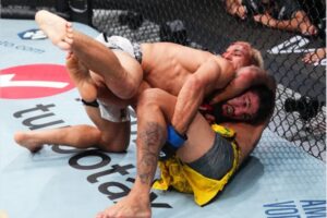 Charles do Bronx arrisca guilhotina em luta contra Arman Tsarukyan no UFC 300. Foto: Reprodução/Twitter @UFCNews