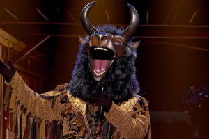 UFC champion reveals musical talent on 'The Masked Singer', but is eliminated. Photo: Reproduction/Twitter