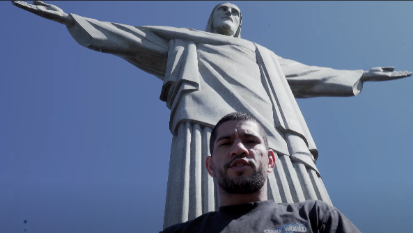 VÍDEO: Alex Poatan ativa modo turista, explora Rio de Janeiro e faz ‘sombrinha’ no Cristo Redentor. Foto: Reprodução/YouTube