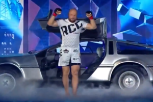 Veteran makes epic entrance, uses car from 'Back to the Future' and wins 82nd fight of his MMA career. Photo: Reproduction/Twitter