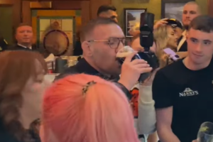 Conor McGregor rebels against diet and toasts his return to the UFC with beer. Photo: Reproduction/YouTube/bloodyelbow
