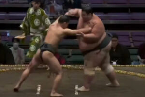 David x Goliath - Sumo wrestler defeats giant with technique and shocks the world by overcoming 158kg. Photo: Reproduction/Twitter