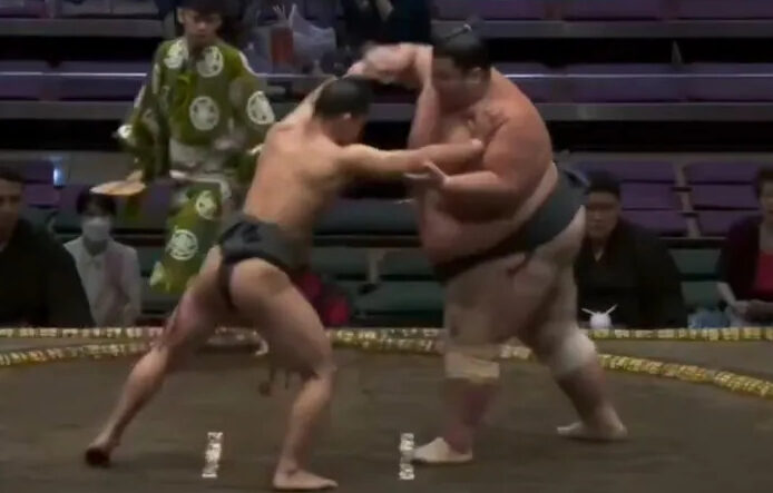 David x Golias - Lutador de sumô vence gigante com técnica e choca o mundo ao superar 158kg. Foto: Reprodução/Twitter