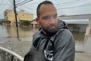 Michel Pereira auxilia no resgate de vítimas das enchentes no Rio Grande do Sul. Foto: Reprodução/Instagram/@michelpereiraufc
