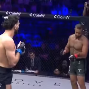VÍDEO: Ex-UFC apaga rival com nocaute brutal no boxe sem luvas 2 Fratura braço PFL