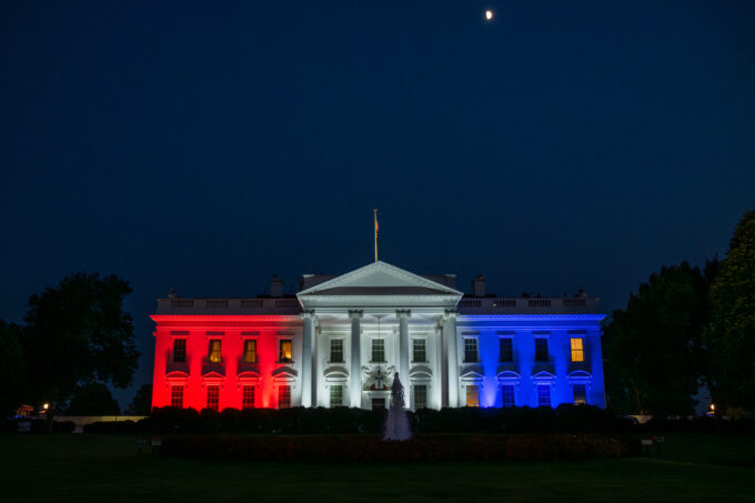 Falastrão do UFC não poupa críticas e detona card da Casa Branca: ‘É terrível’