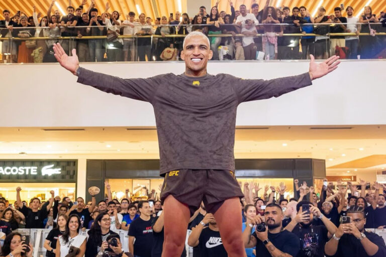 VÍDEO: Criança se emociona diante de Charles do Bronx e recebe abraço às vésperas do UFC 326