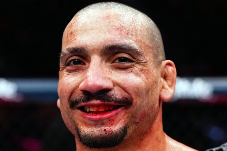 Carlos Leal desafia top 15 do UFC e reage a apelido dado por Renato Moicano: ‘Agiota Cristão’