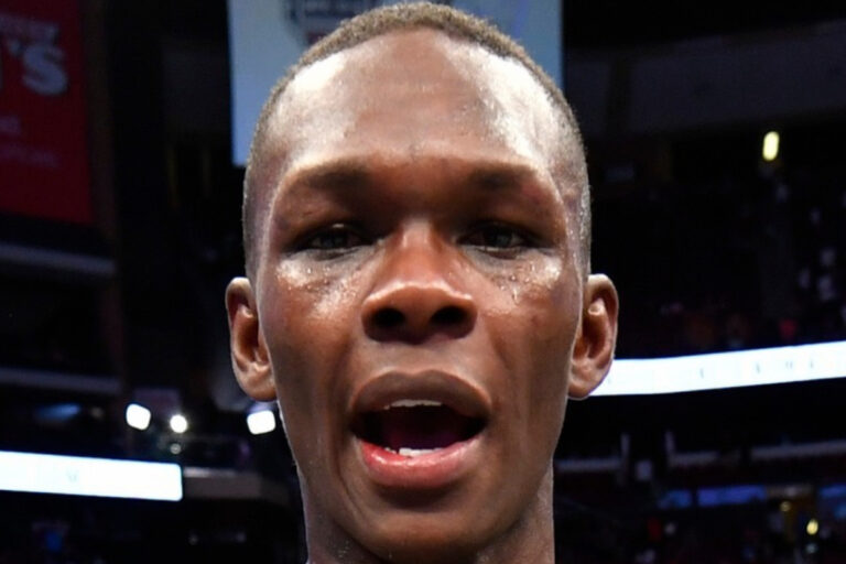 Adesanya relembra reinado nos médios do UFC, cita Chimaev e critica falta de reconhecimento