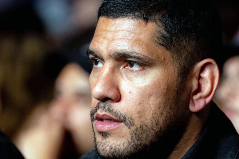 Poatan nos pesados! Prochazka e Ulberg lutam pelo cinturão vago dos meio-pesados no UFC 327