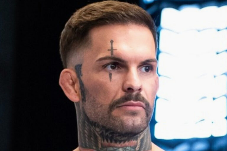 Árbitro explica regra aplicada em luta polêmica de ex-campeão no UFC 326